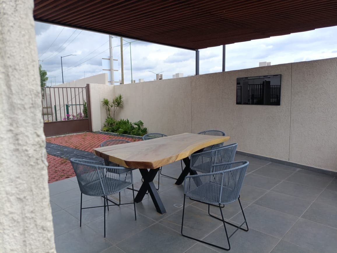 Casa Nueva Pontevel en Real Alcalá | Amplios Espacios y Jardín Privado